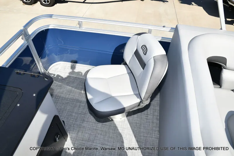 Slide: The Image of Sun Tracker Sportfish 22 DLX w/150 2026 - 38