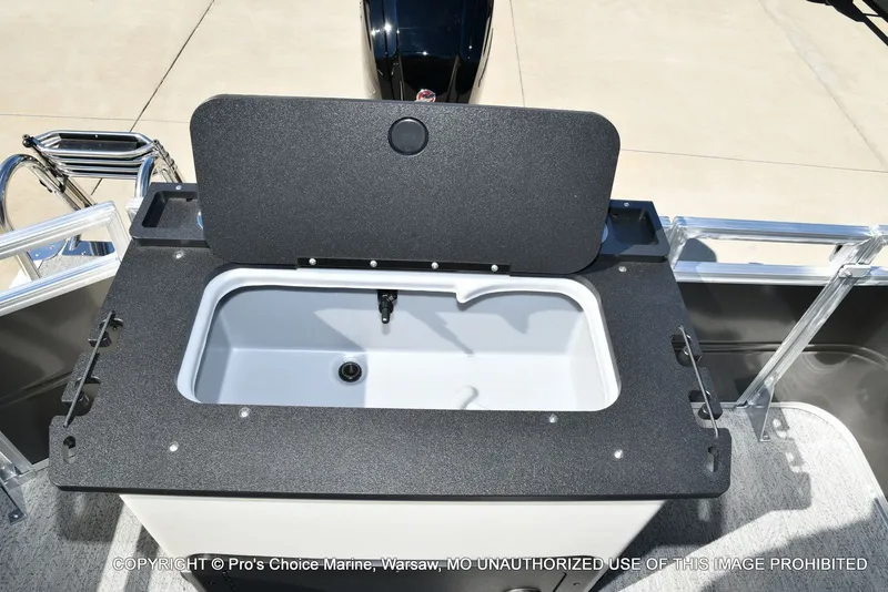 Slide: The Image of Sun Tracker Fishin' Barge 22 DLX w/115HP Pro-XS 4 Stroke 2026 - 52