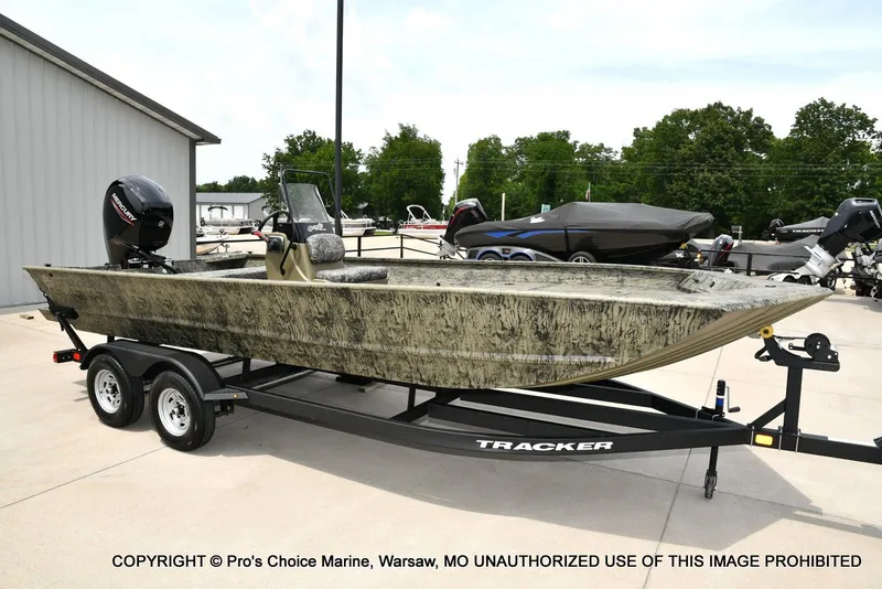 The Image of Tracker Grizzly 2072 CC 2026 - 1