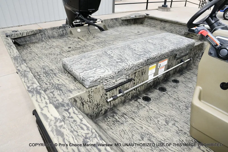 Slide: The Image of Tracker Grizzly 2072 CC 2026 - 10