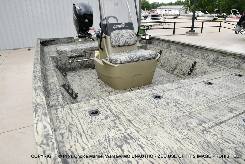 Slide: The Image of Tracker Grizzly 2072 CC 2026 - 12