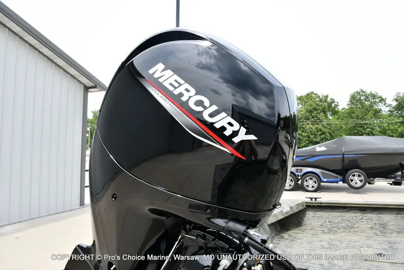 Slide: The Image of Tracker Grizzly 2072 CC 2026 - 17