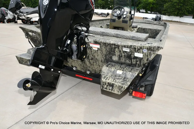 Slide: The Image of Tracker Grizzly 2072 CC 2026 - 19