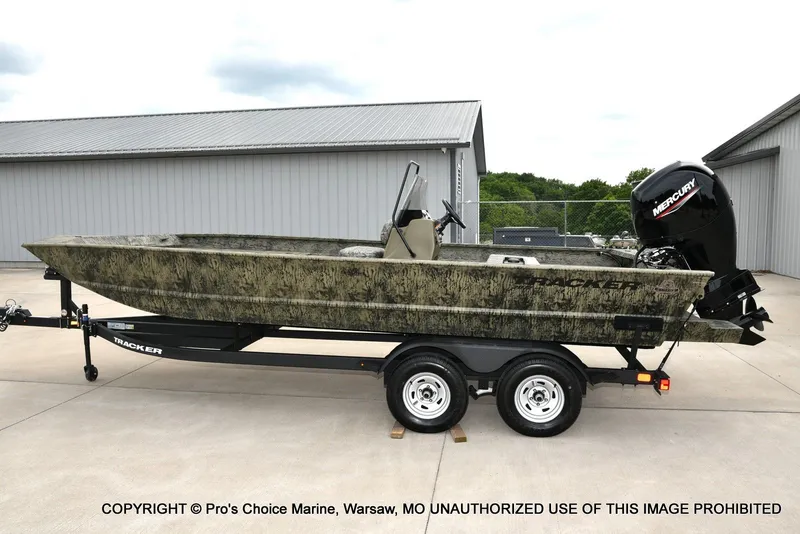 Slide: The Image of Tracker Grizzly 2072 CC 2026 - 24