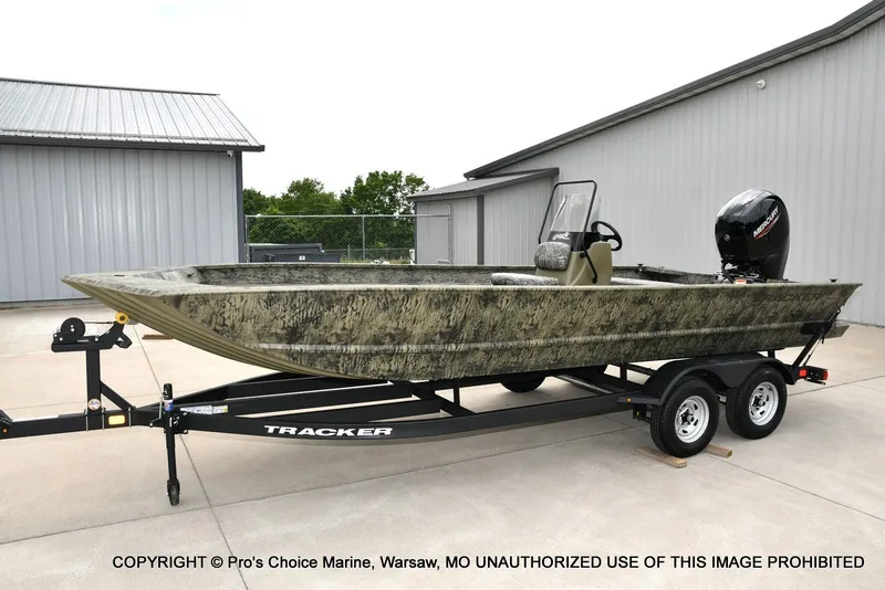 Slide: The Image of Tracker Grizzly 2072 CC 2026 - 25