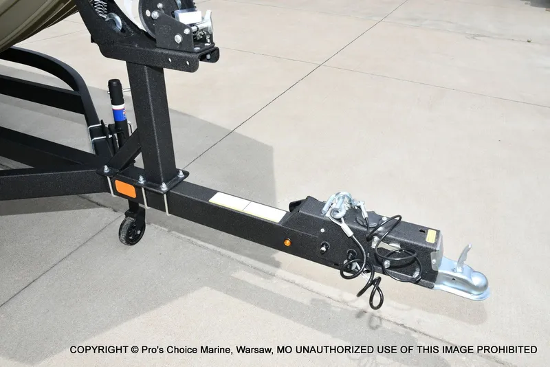 Slide: The Image of Tracker Grizzly 2072 CC 2026 - 27