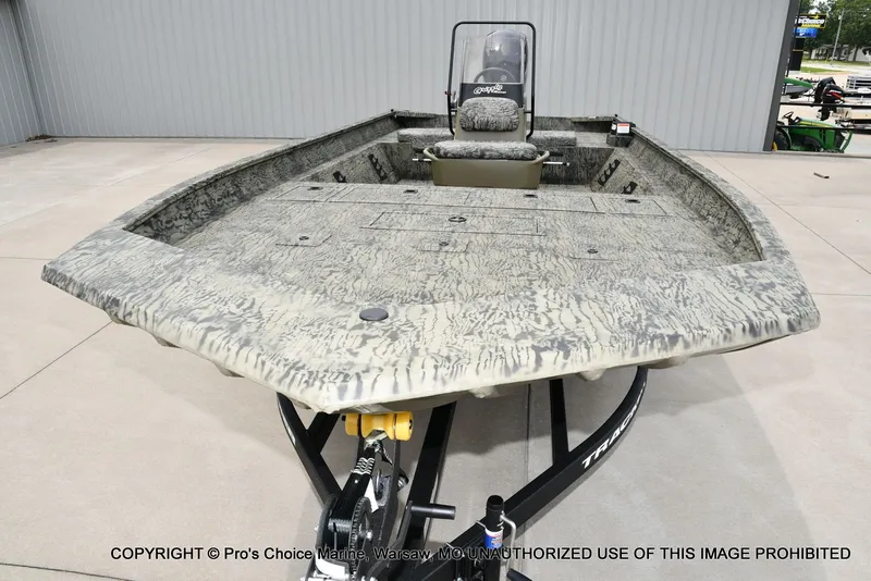 Slide: The Image of Tracker Grizzly 2072 CC 2026 - 28