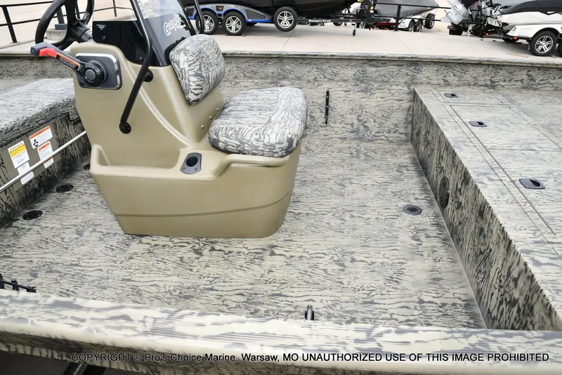 Slide: The Image of Tracker Grizzly 2072 CC 2026 - 30