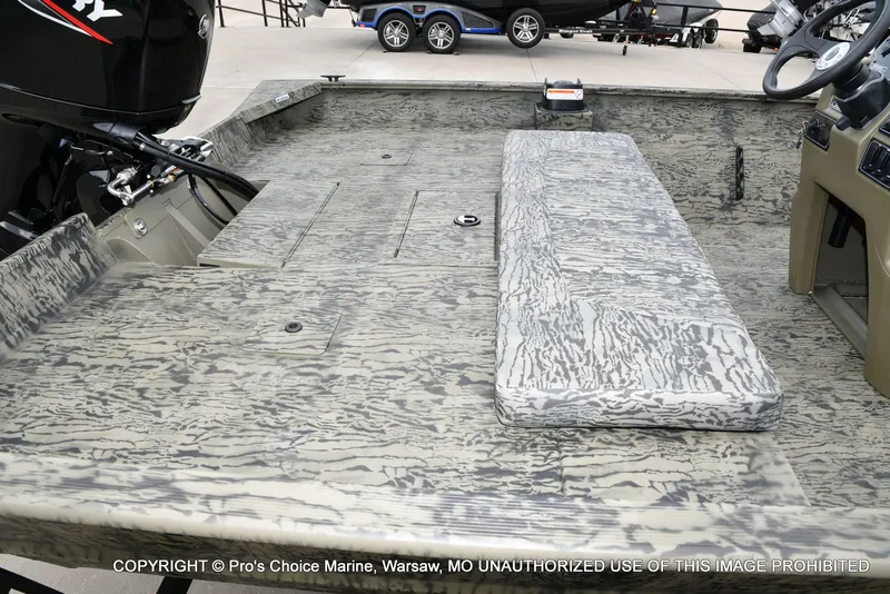 Slide: The Image of Tracker Grizzly 2072 CC 2026 - 31