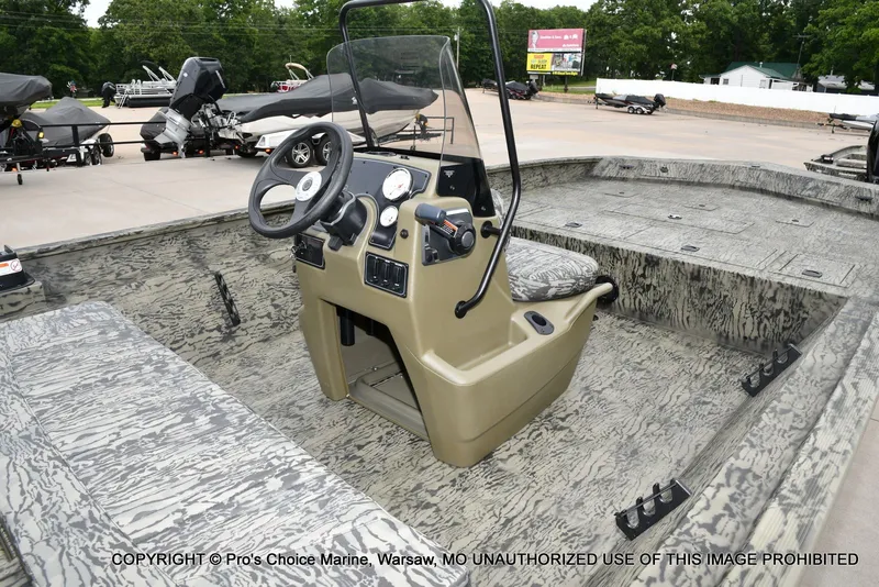 Slide: The Image of Tracker Grizzly 2072 CC 2026 - 32