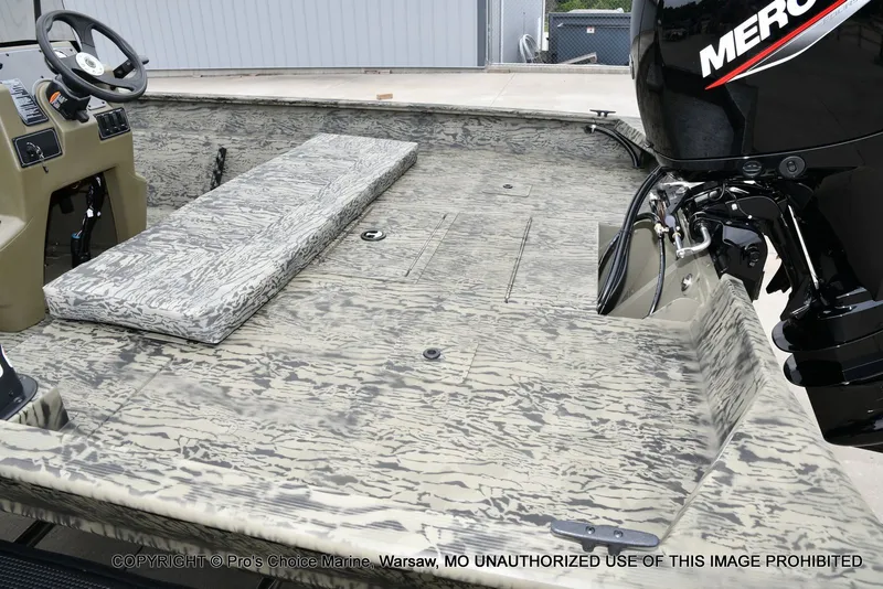 Slide: The Image of Tracker Grizzly 2072 CC 2026 - 33