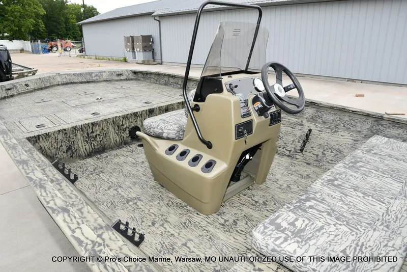 Slide: The Image of Tracker Grizzly 2072 CC 2026 - 34