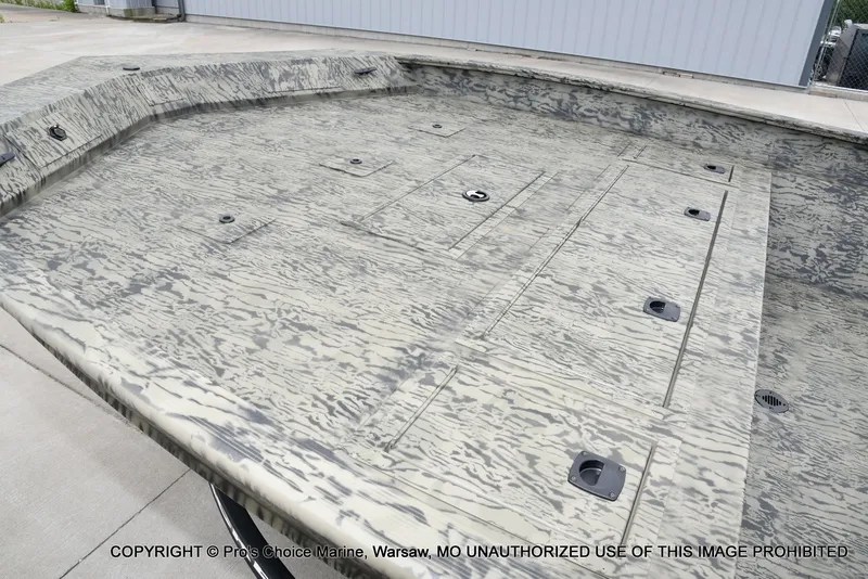 Slide: The Image of Tracker Grizzly 2072 CC 2026 - 36