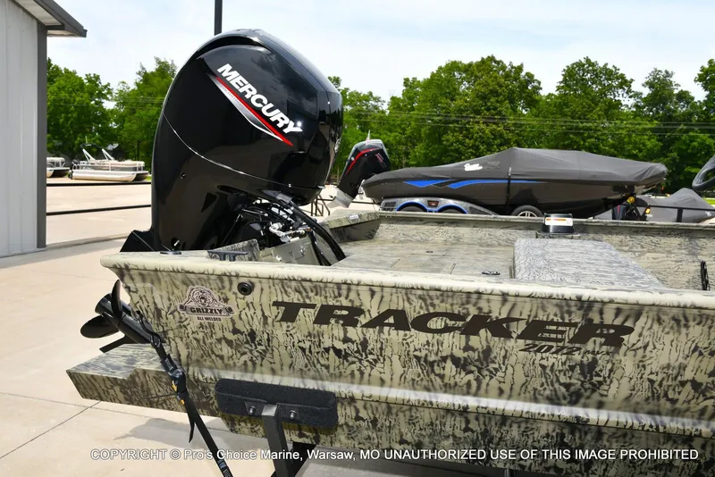 Slide: The Image of Tracker Grizzly 2072 CC 2026 - 4