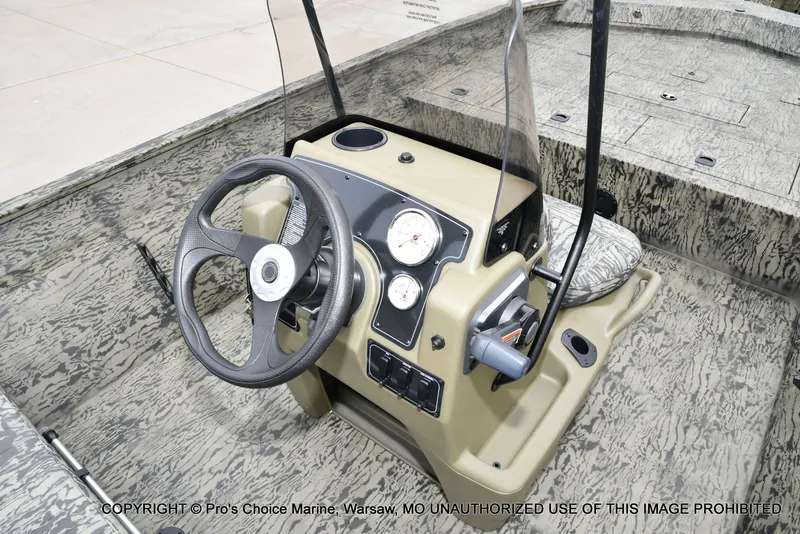 Slide: The Image of Tracker Grizzly 2072 CC 2026 - 40