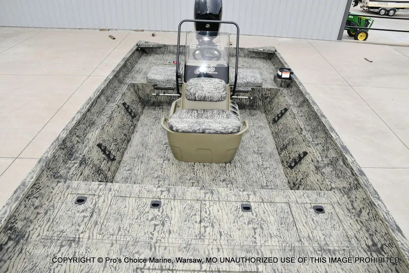 Slide: The Image of Tracker Grizzly 2072 CC 2026 - 44