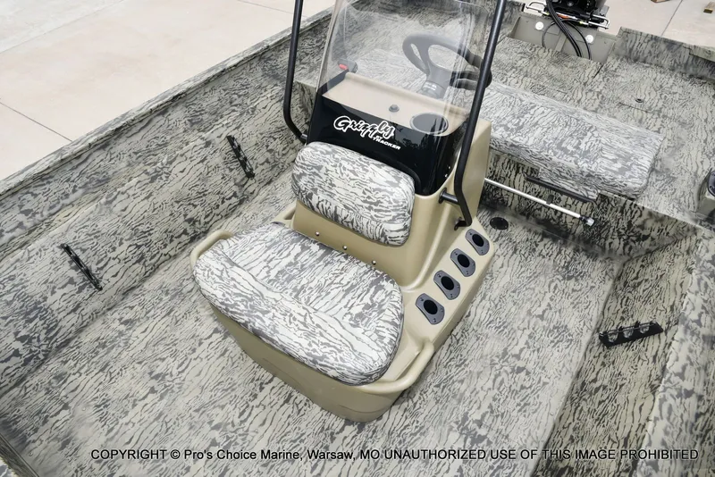 Slide: The Image of Tracker Grizzly 2072 CC 2026 - 46