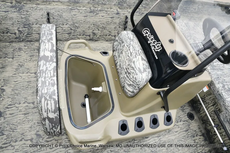 Slide: The Image of Tracker Grizzly 2072 CC 2026 - 47