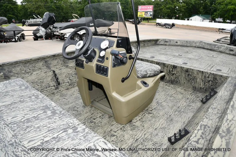 Slide: The Image of Tracker Grizzly 2072 CC 2026 - 5