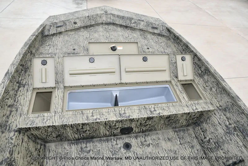 Slide: The Image of Tracker Grizzly 2072 CC 2026 - 50