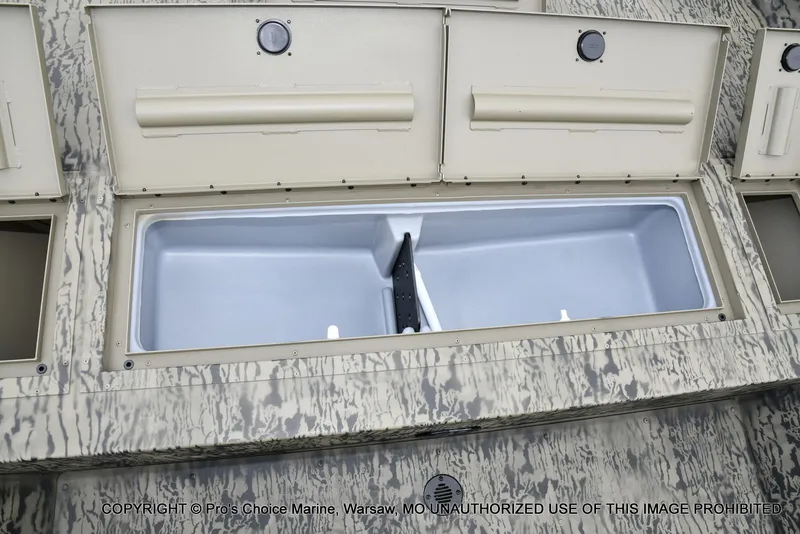 Slide: The Image of Tracker Grizzly 2072 CC 2026 - 52