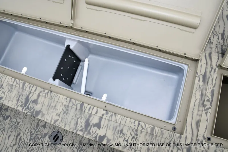 Slide: The Image of Tracker Grizzly 2072 CC 2026 - 54