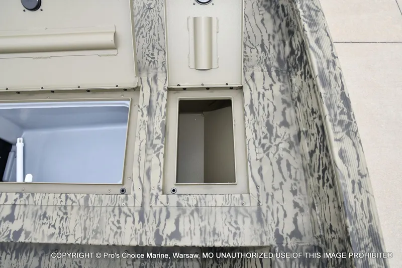 Slide: The Image of Tracker Grizzly 2072 CC 2026 - 55