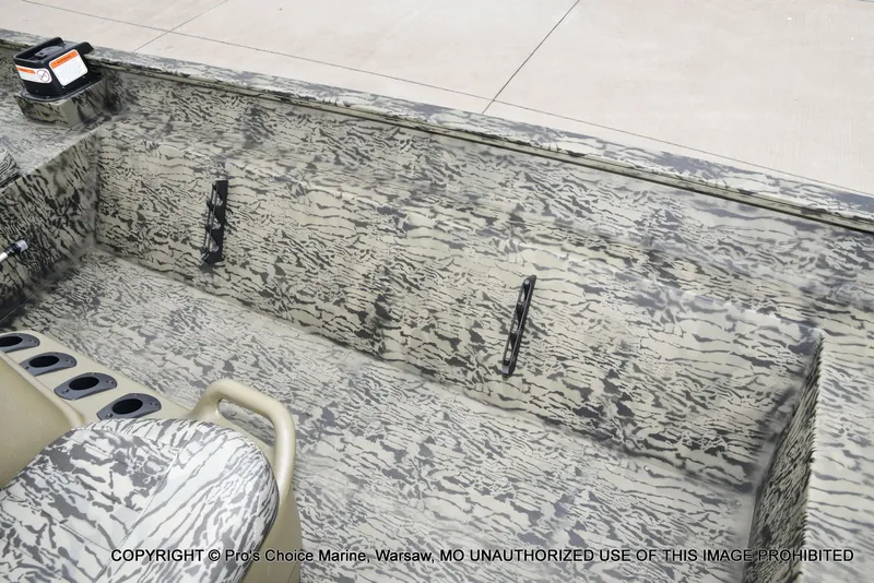 Slide: The Image of Tracker Grizzly 2072 CC 2026 - 58