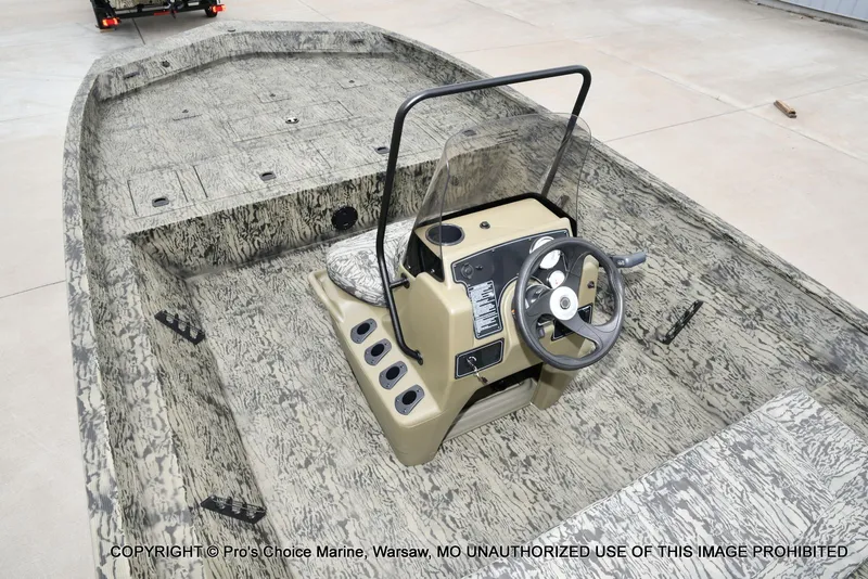 Slide: The Image of Tracker Grizzly 2072 CC 2026 - 6