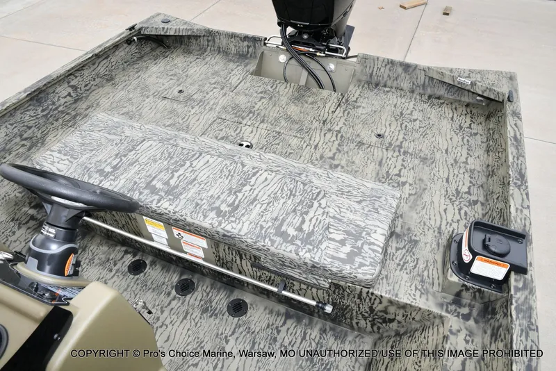 Slide: The Image of Tracker Grizzly 2072 CC 2026 - 61