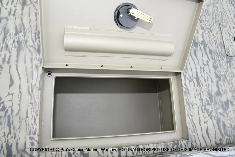 Slide: The Image of Tracker Grizzly 2072 CC 2026 - 64