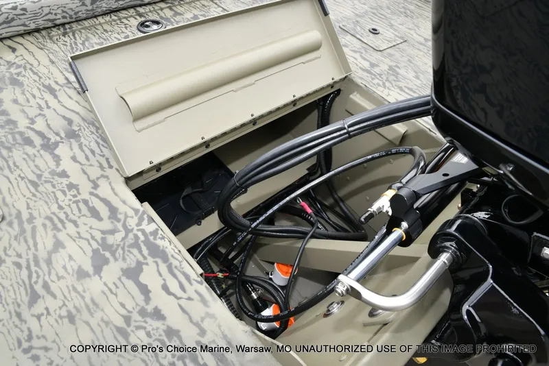 Slide: The Image of Tracker Grizzly 2072 CC 2026 - 65