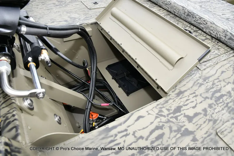 Slide: The Image of Tracker Grizzly 2072 CC 2026 - 66