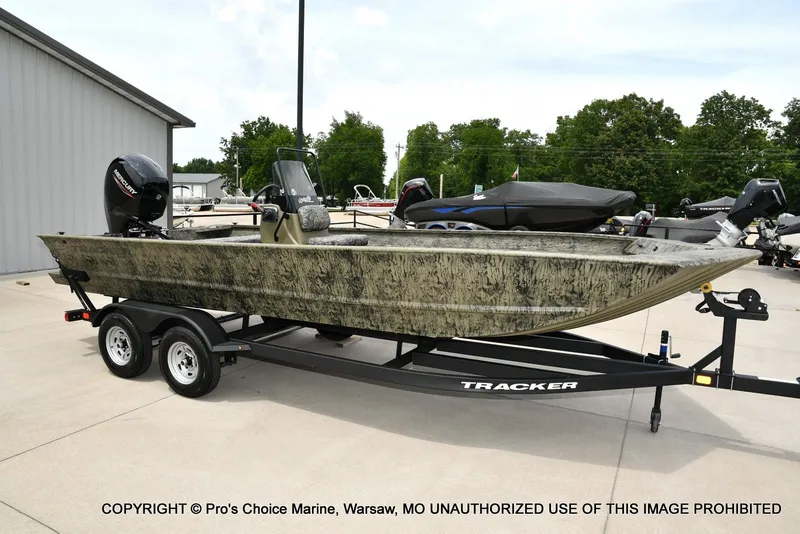 Slide: The Image of Tracker Grizzly 2072 CC 2026 - 67