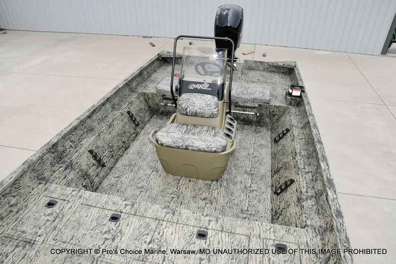 Slide: The Image of Tracker Grizzly 2072 CC 2026 - 7