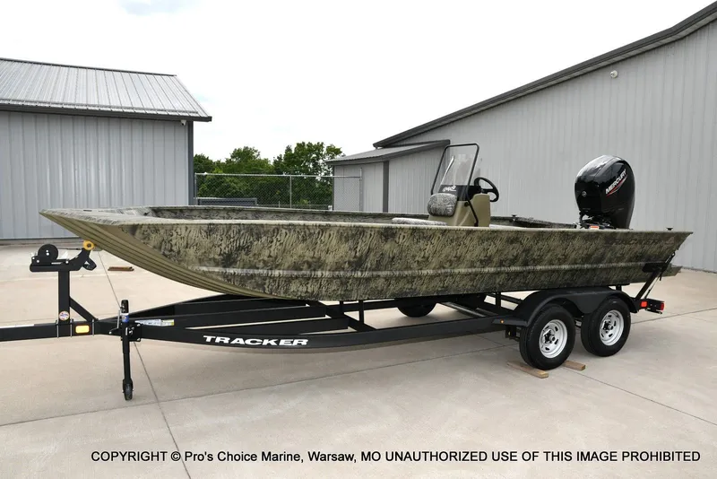 Slide: The Image of Tracker Grizzly 2072 CC 2026 - 71