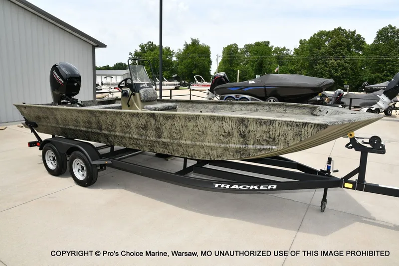 Slide: The Image of Tracker Grizzly 2072 CC 2026 - 74