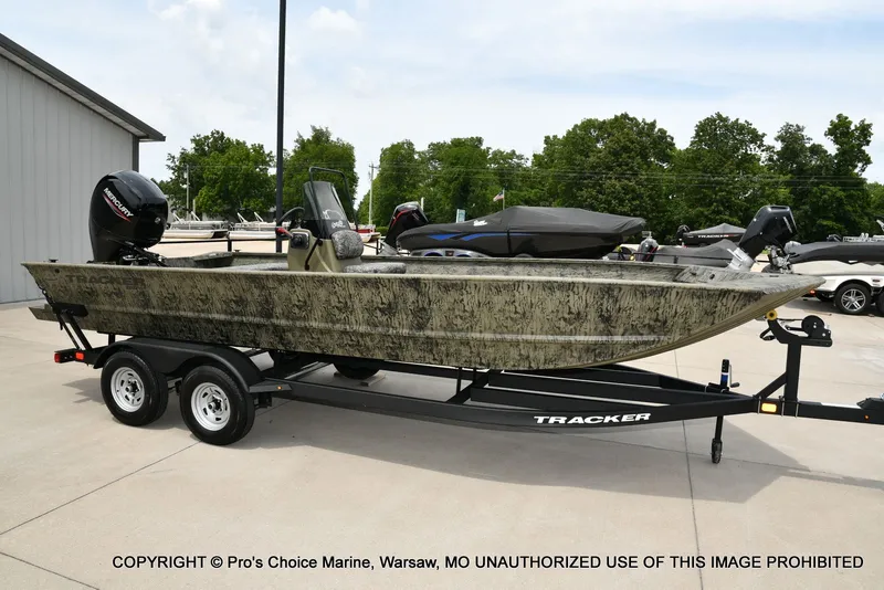 Slide: The Image of Tracker Grizzly 2072 CC 2026 - 75