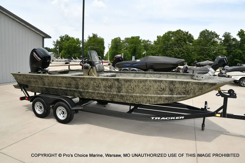 Slide: The Image of Tracker Grizzly 2072 CC 2026 - 76