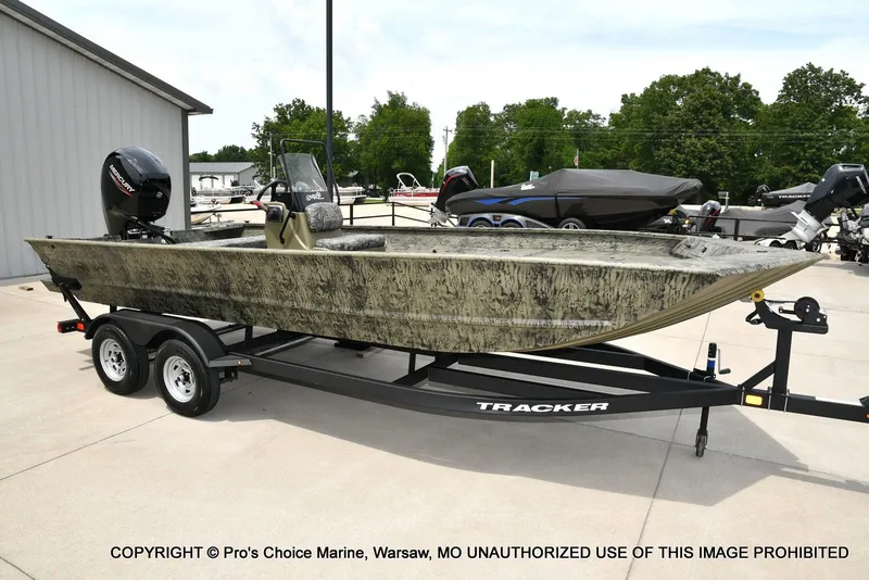 Slide: The Image of Tracker Grizzly 2072 CC 2026 - 77