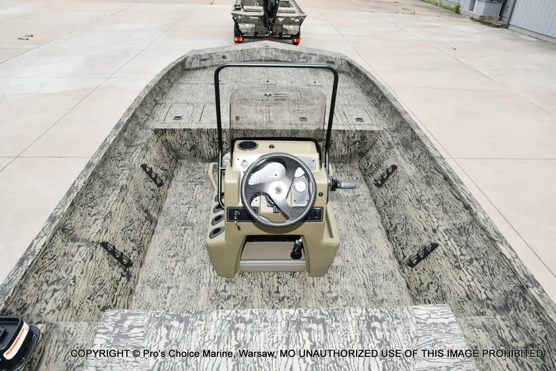 Slide: The Image of Tracker Grizzly 2072 CC 2026 - 8