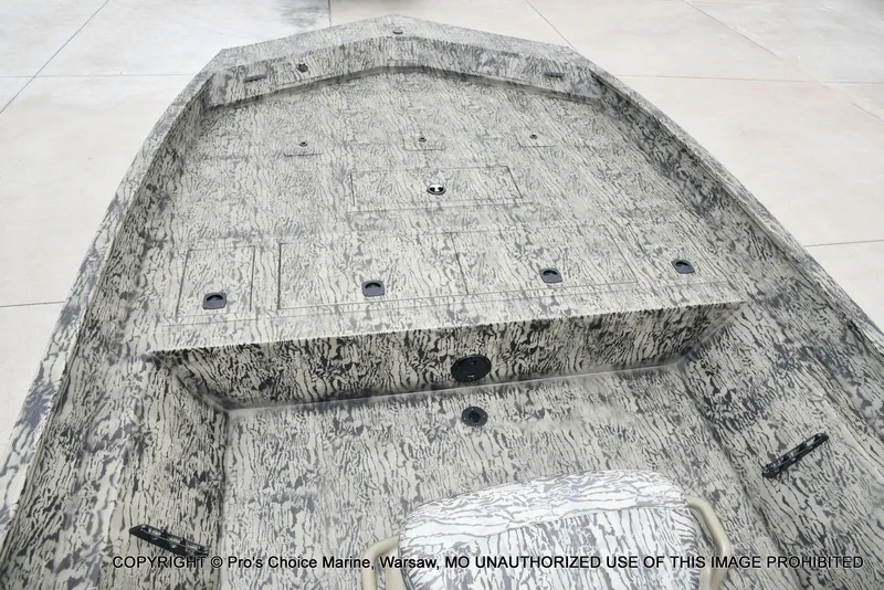 Slide: The Image of Tracker Grizzly 2072 CC 2026 - 9