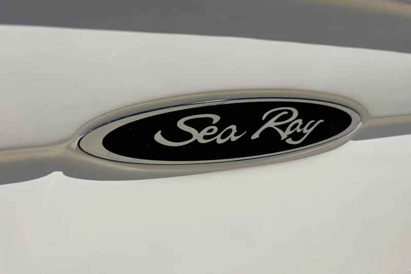 Slide: The Image of Sea Ray 2005 200 Sport logo on boat exterior. - 7