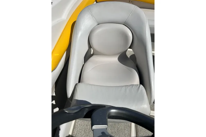 Slide: The Image of 2007 Larson SEi 180 LX I/O boat seat with steering wheel, featuring white and yellow design. - 20