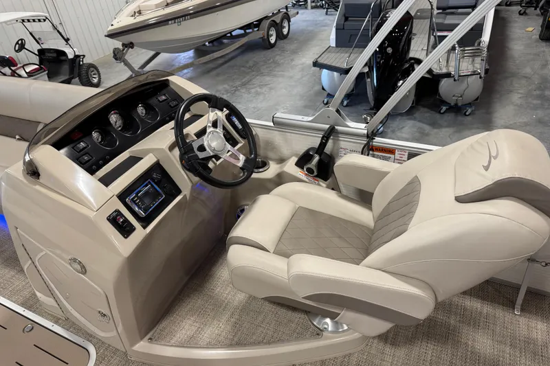 Slide: The Image of 2018 Bennington S 25 boat helm with steering wheel and captain's chair. - 14