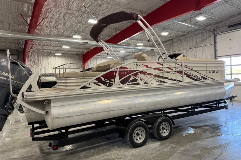 Slide: The Image of 2018 Bennington S 25 pontoon boat on trailer in indoor storage facility. - 3