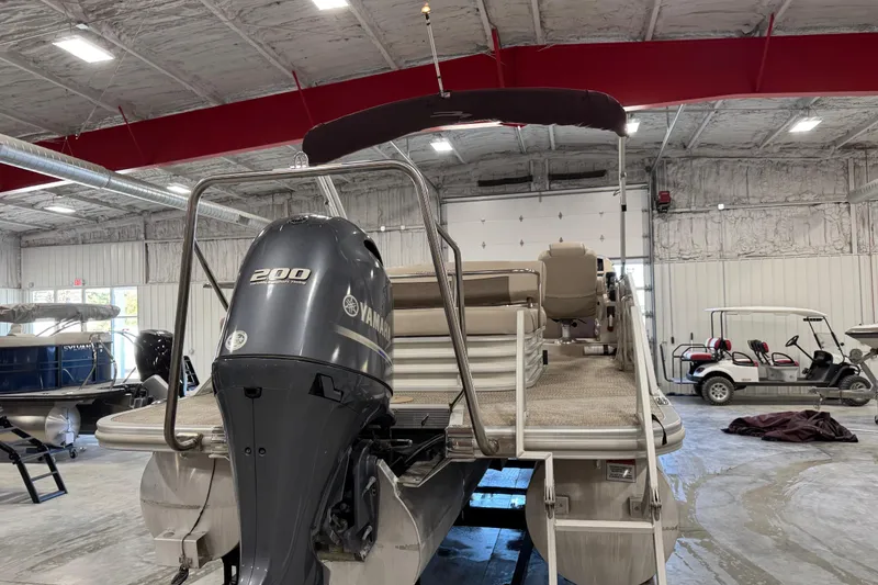 Slide: The Image of 2018 Bennington S 25 pontoon boat with Yamaha 200 engine in a showroom. - 6