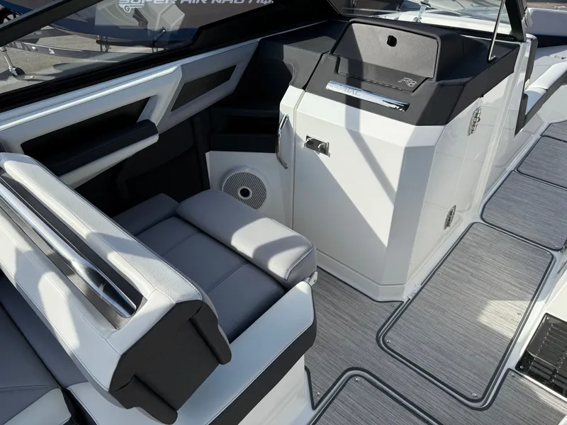 Slide: The Image of Cobalt R8 Surf 2024 - 329