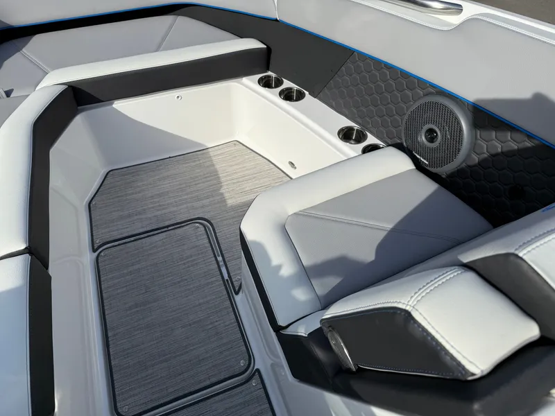 Slide: The Image of Cobalt R8 Surf 2024 - 305