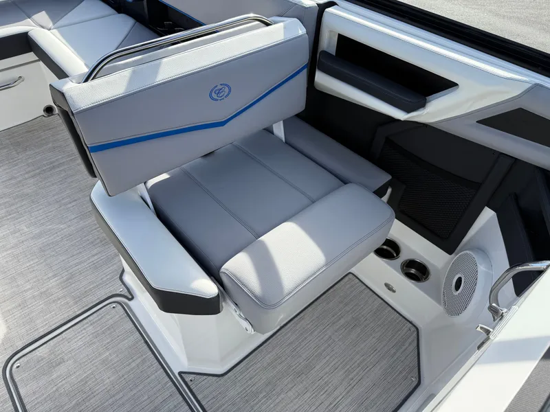 Slide: The Image of Cobalt R8 Surf 2024 - 344